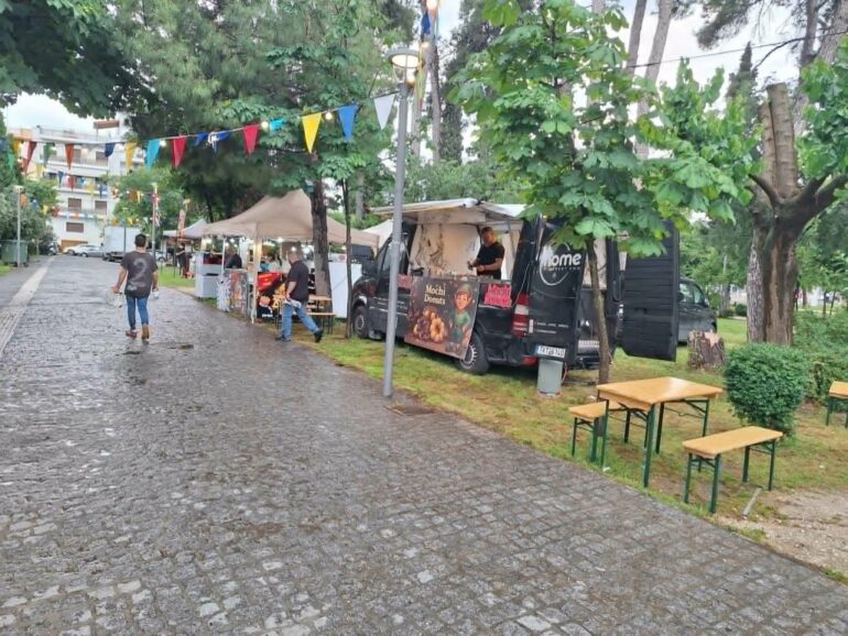 Κομοτηνή:-Ξεκίνησε-το-food-truck-festival-στο-Άλσος-της-Αγίας-Παρασκευής-(videoς+φωτος)