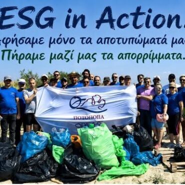 Συλλογή-απορριμμάτων-και-απομάκρυνση-αποβλήτων-στην-παραλία-Γλυφάδας,-από-εργαζόμενους-στην-Ποτοποιία-Οινοποιία-Θράκης-ΑΒΕΕ.