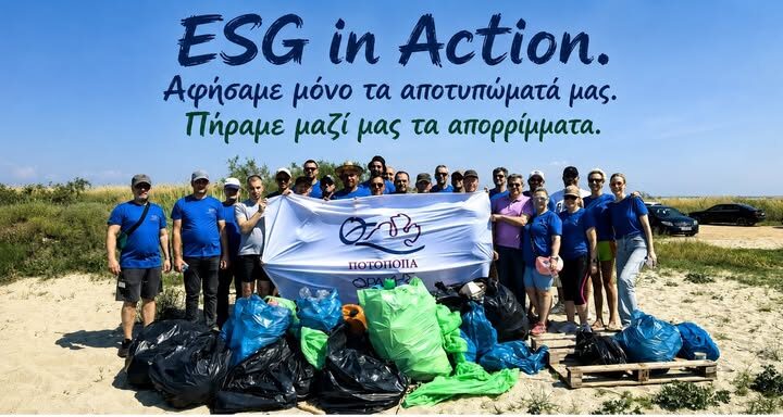 Συλλογή-απορριμμάτων-και-απομάκρυνση-αποβλήτων-στην-παραλία-Γλυφάδας,-από-εργαζόμενους-στην-Ποτοποιία-Οινοποιία-Θράκης-ΑΒΕΕ.