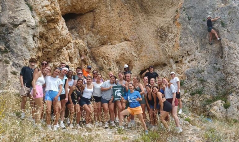 ΕΟΣ-Κομοτηνής:-30-Αμερικανοί-φοιτητές-ανακάλυψαν-τη-Ροδόπη-μέσα-από-την-αναρρίχηση-(φωτος)