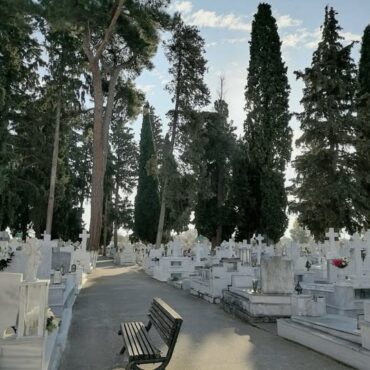 Η-Βούλα-Ελευθεριάδου-για-τα-δημοτικά-κοιμητήρια