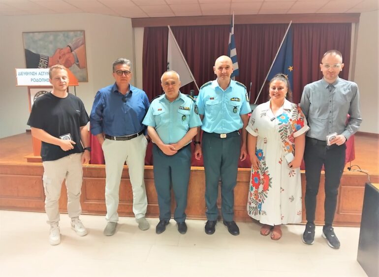 Με-επιτυχία-πραγματοποιήθηκε-στην-Κομοτηνή-ενημερωτική-ημερίδα-με-θέμα-«ΕΦΗΒΕΙΑ-2026-–-Τα-βασικά-της-επιβίωσης»,-από-την-Δ/νση-Αστυνομίας-Ροδόπης