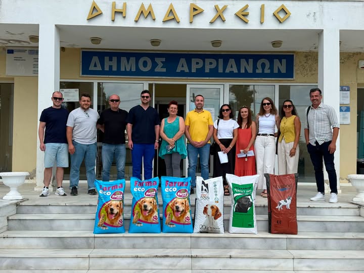 Δήμος-Αρριανών:-Υπογραφή-σύμβασης-για-προμήθεια-τροφών-για-αδέσποτα-και-τοποθέτηση-8-σημείων-με-ταΐστρες-και-ποτίστρες