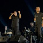 Μια-μαγική-μουσική-βραδιά-υπό-το-φως-της-Πανσελήνου,-χάρισε-στο-κοινό-του-ο-Δημήτρης-Χριστοδουλάκης-στην-παραλία-Μολυβωτής-(φωτος)