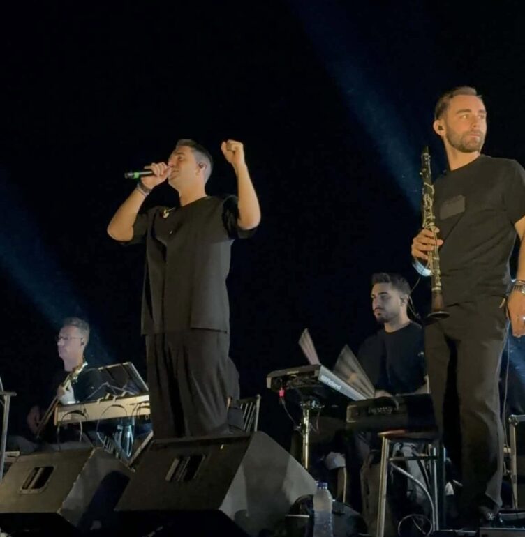 Μια-μαγική-μουσική-βραδιά-υπό-το-φως-της-Πανσελήνου,-χάρισε-στο-κοινό-του-ο-Δημήτρης-Χριστοδουλάκης-στην-παραλία-Μολυβωτής-(φωτος)