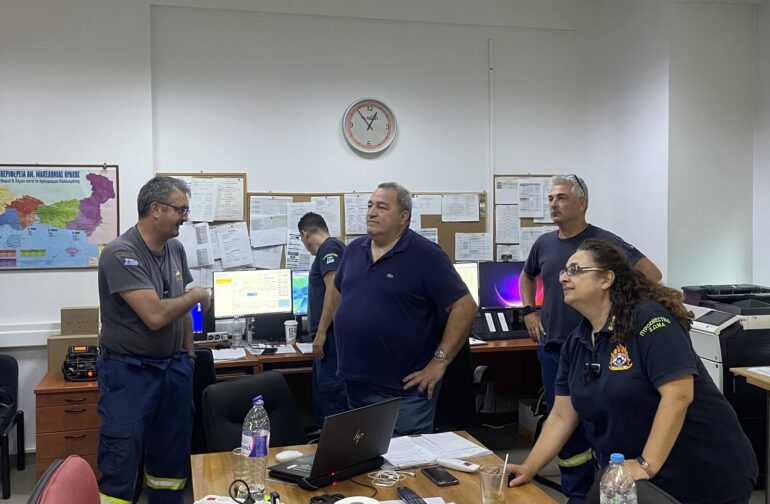 Επίσκεψη-Στυλιανίδη-στο-κέντρο-Επιχειρήσεων-της-Πυροσβεστικής-Υπηρεσίας-ΑΜΘ-(φώτος)