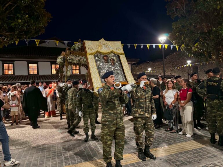Κομοτηνή:-Σε-κλίμα-κατάνυξης-ο-πανηγυρικός-εσπερινός-και-τα-εγκώμια-της-Θεοτόκου-στον-Ιερό-Ναό-Κοιμήσεως-της-Θεοτόκου-(φωτος)