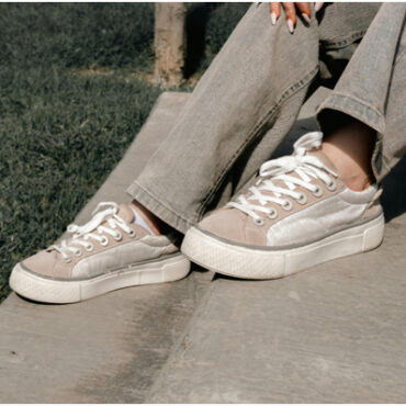 Πώς-να-Διαλέξεις-τα-Ιδανικά-sneakers-για-Άνεση-και-Στιλ-Όλη-Μέρα