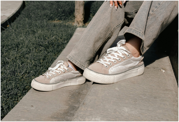 Πώς-να-Διαλέξεις-τα-Ιδανικά-sneakers-για-Άνεση-και-Στιλ-Όλη-Μέρα