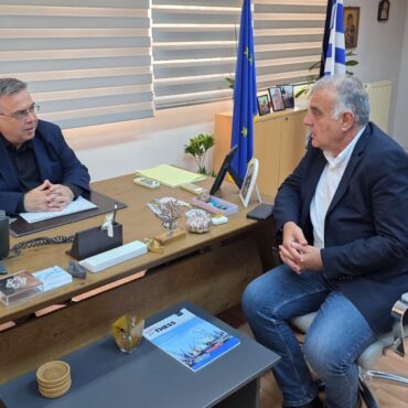 Συνάντηση-εργασίας-του-Γραμματέα-της-Αποκεντρωμένης-Διοίκησης-Μακεδονίας-–-Θράκης-Δημήτρη-Γαλαμάτη-με-τον-Δήμαρχο-Σαμοθράκης