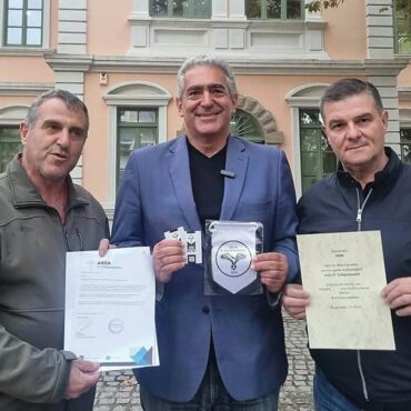 Δωρεά-2000-ευρώ-στην-ποδοσφαιρική-ομάδα-της-Δόξας-Νέου-Σιδηροχωρίου,-από-τον-Θ.-Κωφίδη-πολιτευτή-και-πρόεδρο-του-ΕΑΝΟΣ
