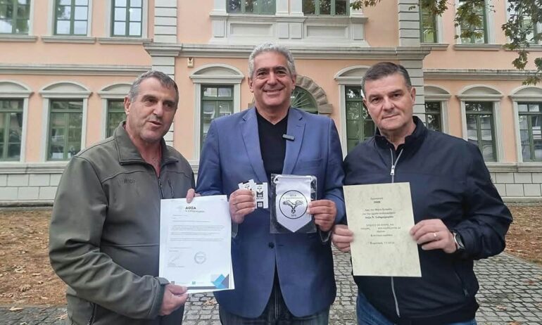 Δωρεά-2000-ευρώ-στην-ποδοσφαιρική-ομάδα-της-Δόξας-Νέου-Σιδηροχωρίου,-από-τον-Θ.-Κωφίδη-πολιτευτή-και-πρόεδρο-του-ΕΑΝΟΣ